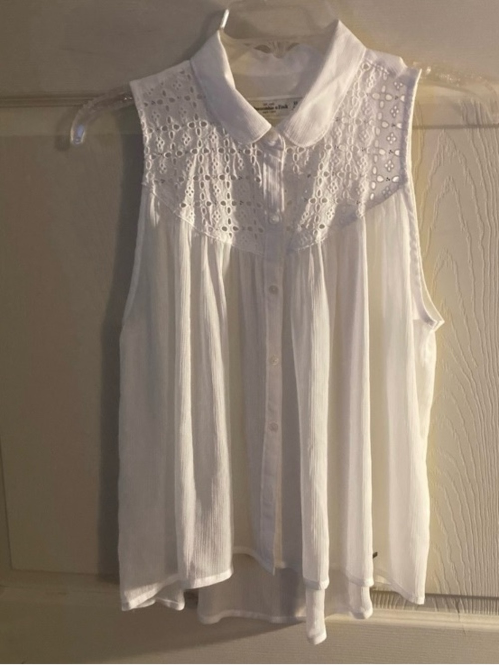 Abercrombie & Fitch Sleeveless White Eyelet Yoke Button-Front Top Size XS